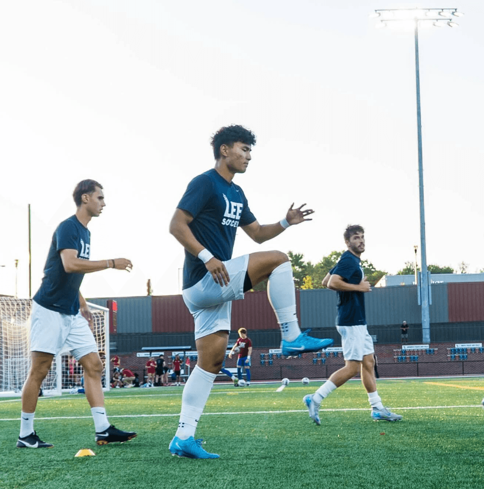 Made Scholarships atleet Nick Lu tijdens een intensieve voetbaltraining op de velden van Lee University in Amerika.